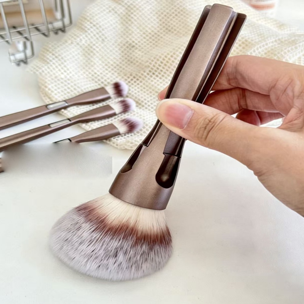 4-in-1 Magnetic Brushes for On-the-Go Glam Header Image